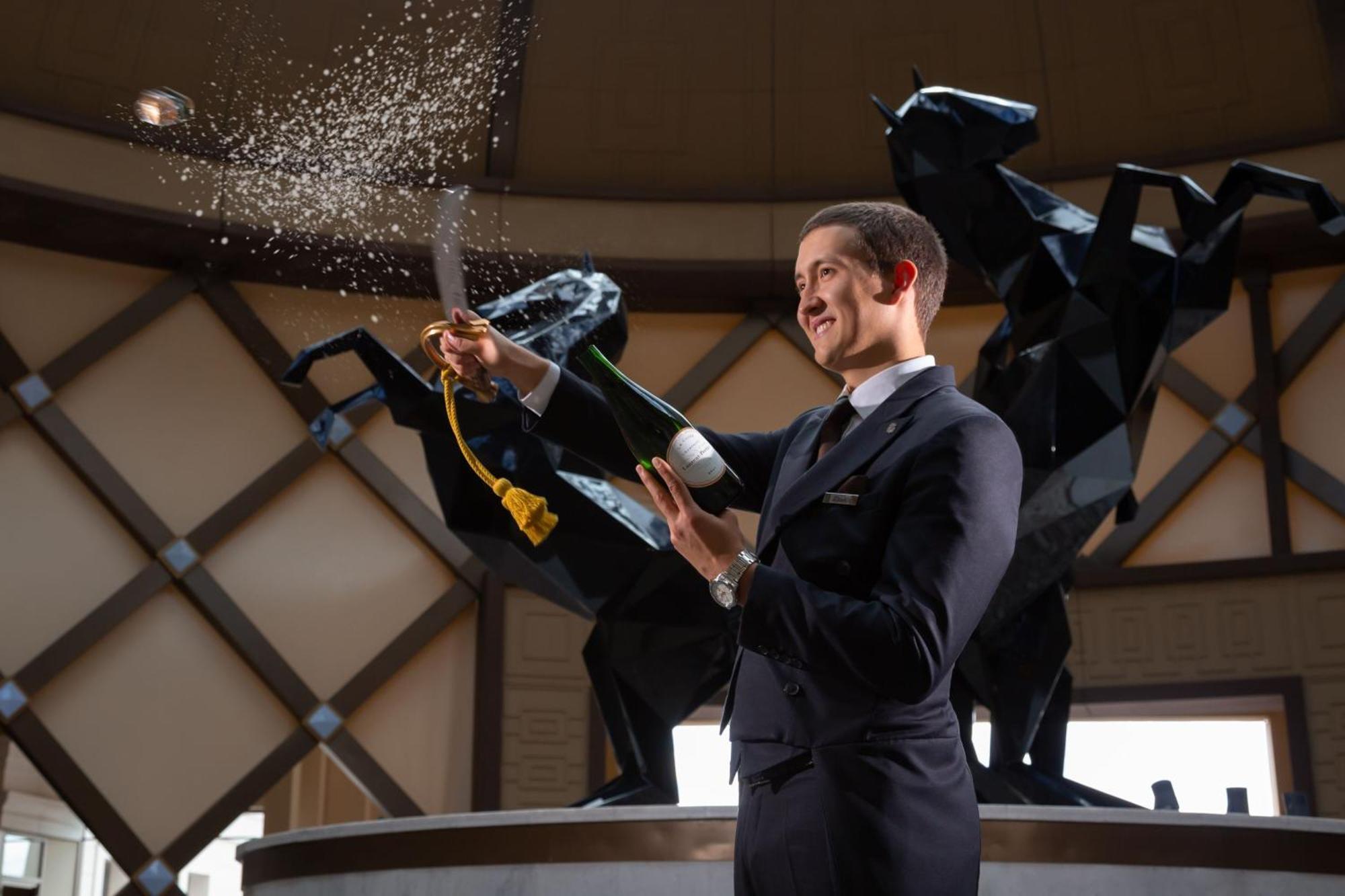 The St. Regis Astana Hotel Ngoại thất bức ảnh A butler at the Atlantis Resort, Bahamas