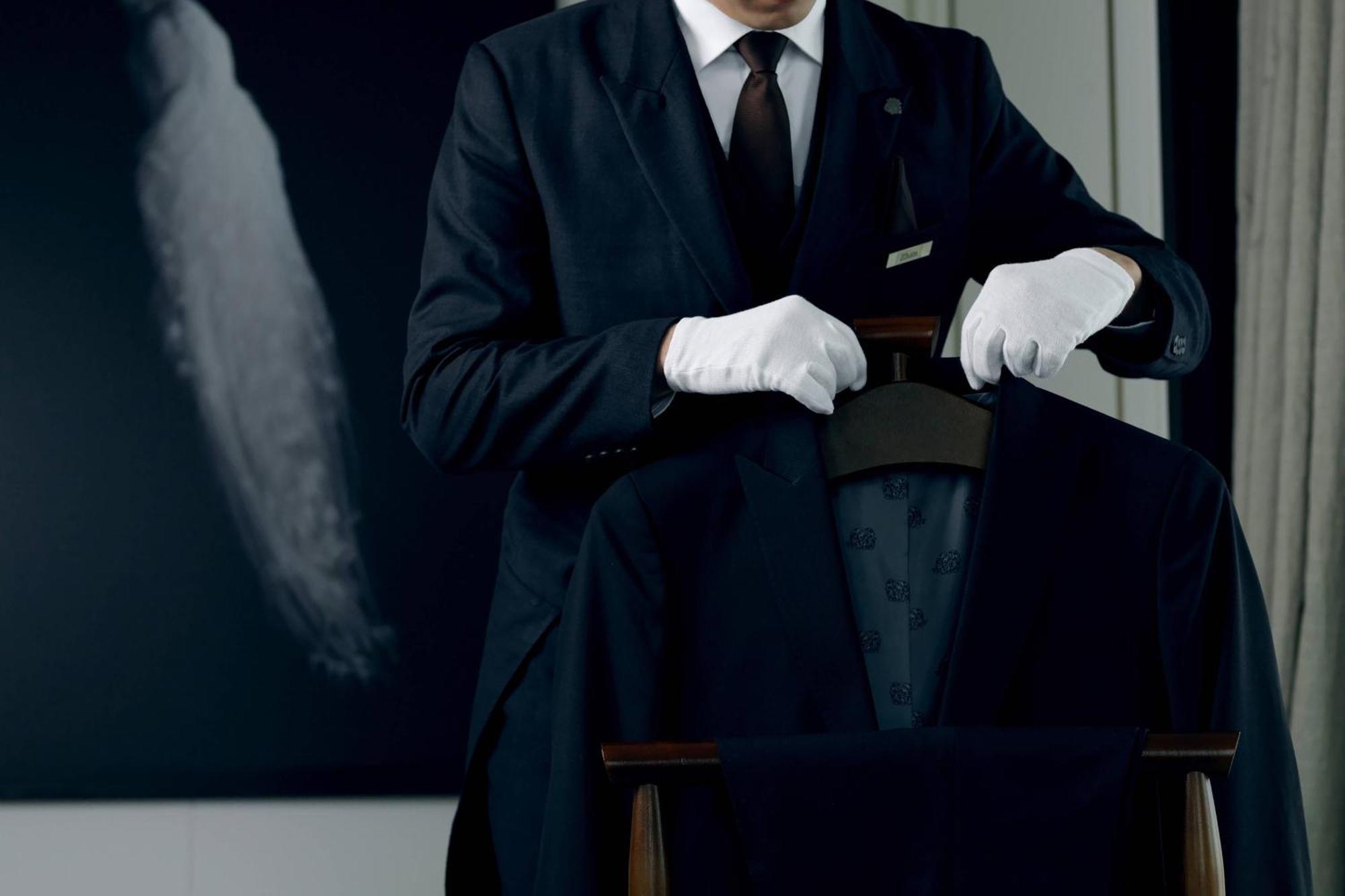 The St. Regis Astana Hotel Ngoại thất bức ảnh A butler wearing white gloves