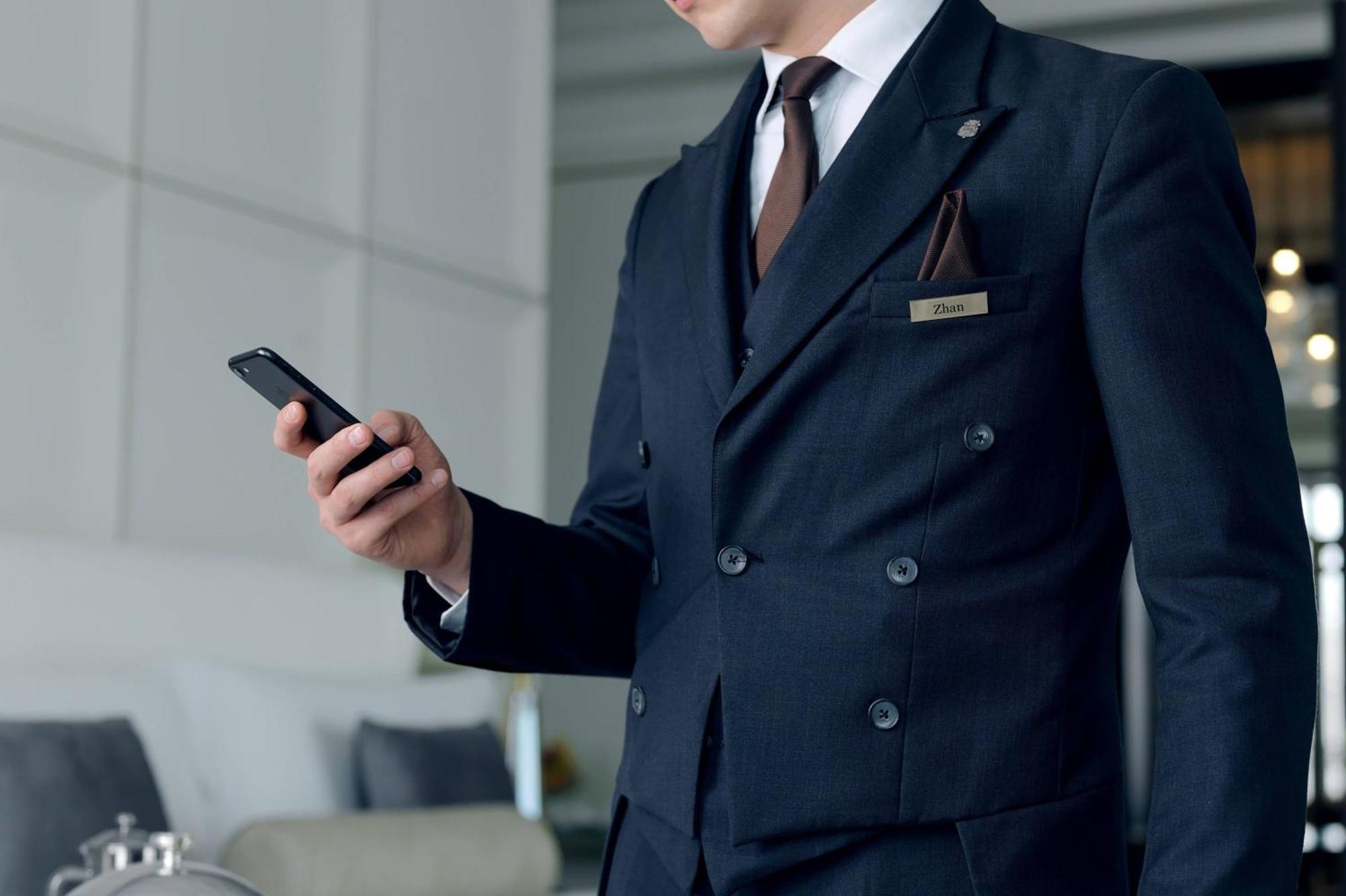 The St. Regis Astana Hotel Ngoại thất bức ảnh A concierge