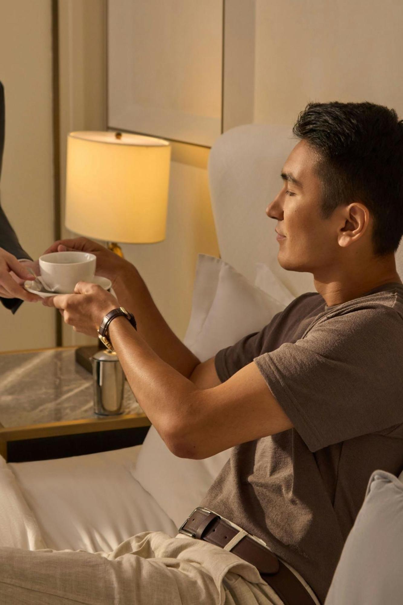 The St. Regis Astana Hotel Ngoại thất bức ảnh A guest being served coffee