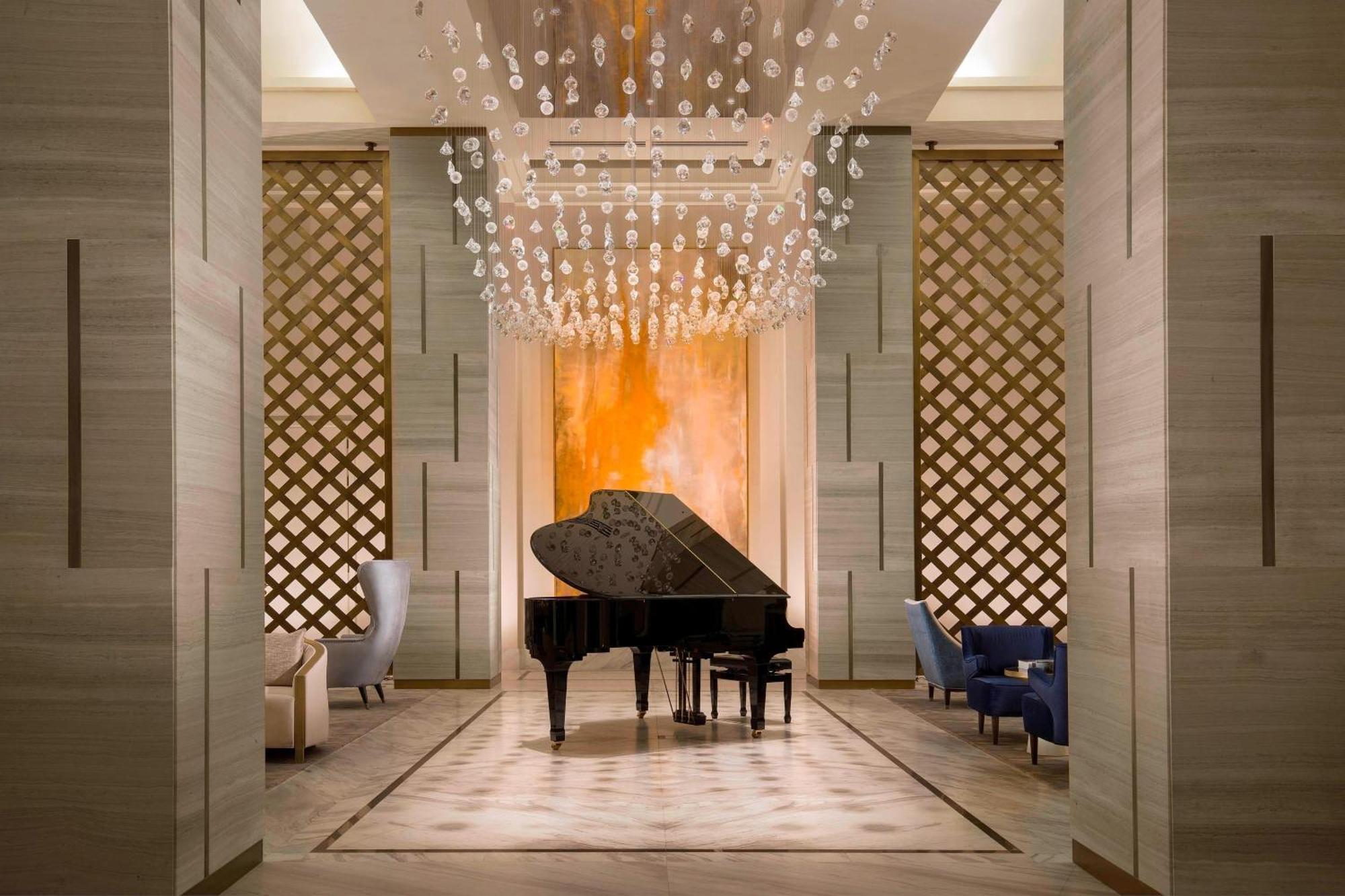 The St. Regis Astana Hotel Ngoại thất bức ảnh The piano at the lobby